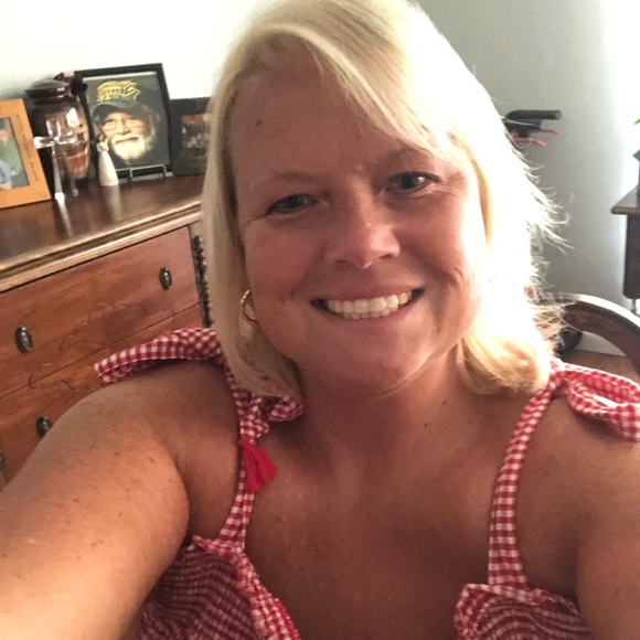 Meet your Posher, Angie - Picture 2 of 3